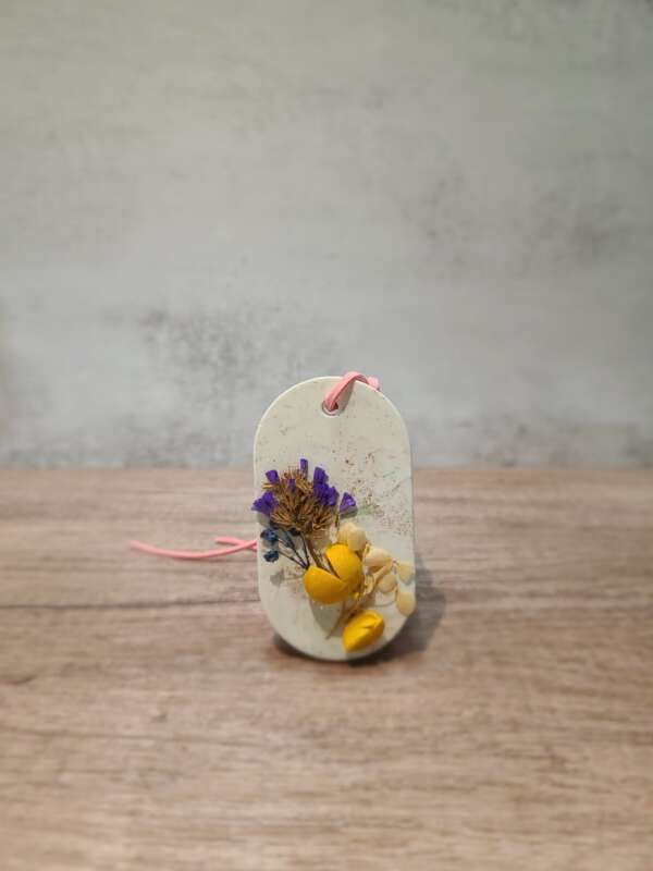 手工製作擴香石花藝牌，白色石膏底座配搭乾燥花裝飾，放置於木質桌面