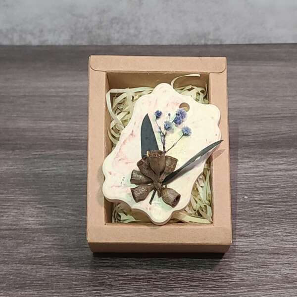 手工製作擴香石花藝牌，白色石膏底座配搭乾燥花裝飾，放置於木質桌面